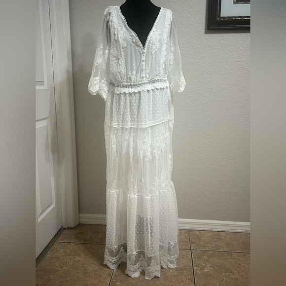 Elegant White Lace Dress - Picture 8 of 11